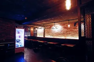 적벽돌과 원목이 어우러진 빈티지 펍 바쿠스